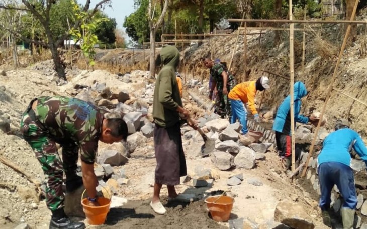 Bergotongroyong bersama warga binaan bangun talud