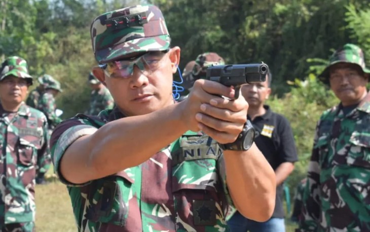 Danrem 081/DSJ saat latihan menembak di gunung kendil wungu