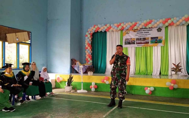 Serka Bustamin saat memberikan sambutan di MI Darul Muttaqin
