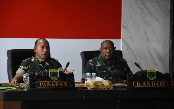 Pangdam Kasuari saat pimpin apel dansat jajaran secara vidcon