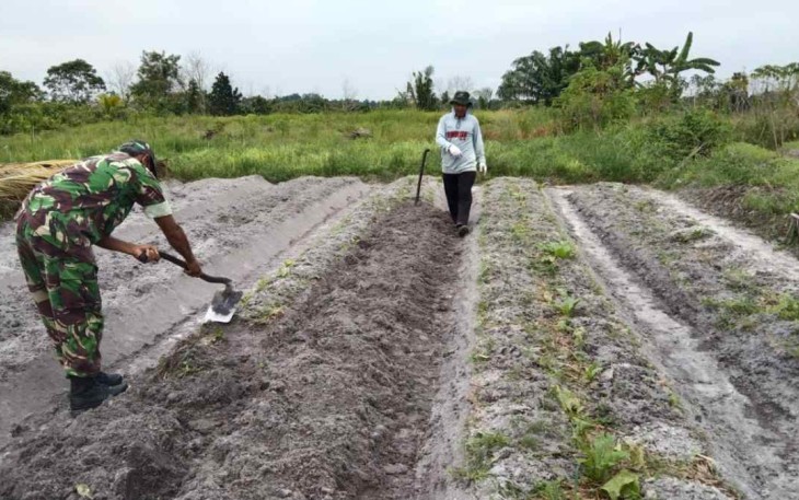 Bantu mencangkul lahan pertanian warga binaan