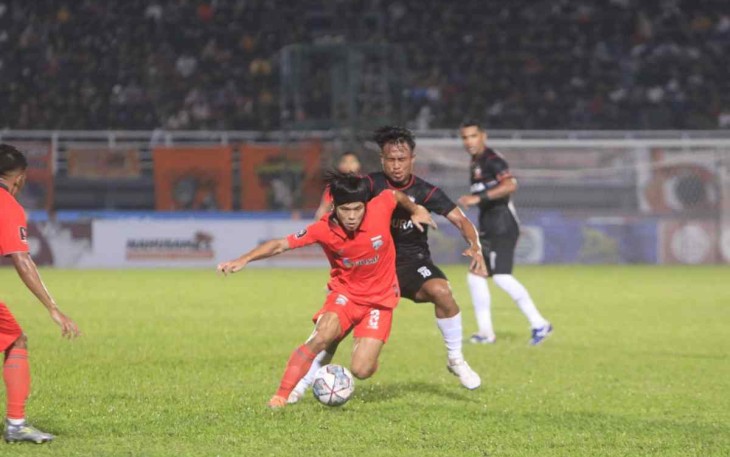 Turnamen pramusim piala presiden 2022 Barito Putra vs Rans Nusantara di stadion Segiri Samarinda 