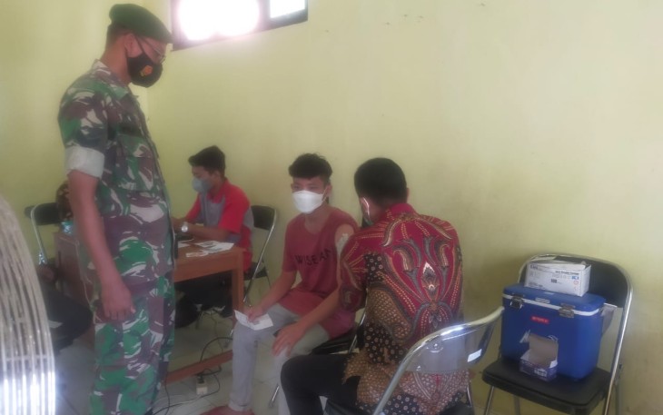 Vaksinasi warga binaan di desa Kasreman