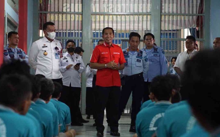 Dirkeswat Ditjenpas (kaos merah) saat kunjungi Lapas Cilegon