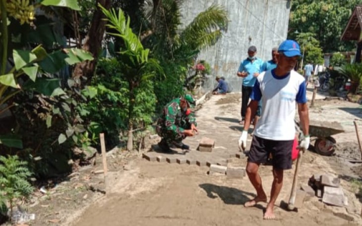 Pasang paving jalan bersama warga binaan