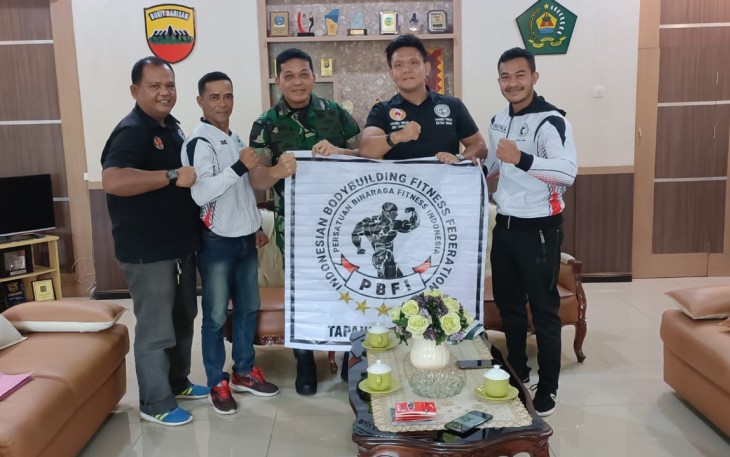 Danrem foto bersama pengurus atlet PBFI Tapteng di Makorem 023/KS