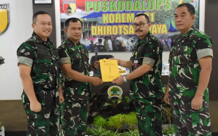 Tim Itjen Kemhan saat memberikan apresiasi ke Korem 081/DSJ