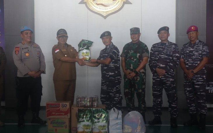 Penyerahan bantuan TNI AL untuk korban gempa Mamuju