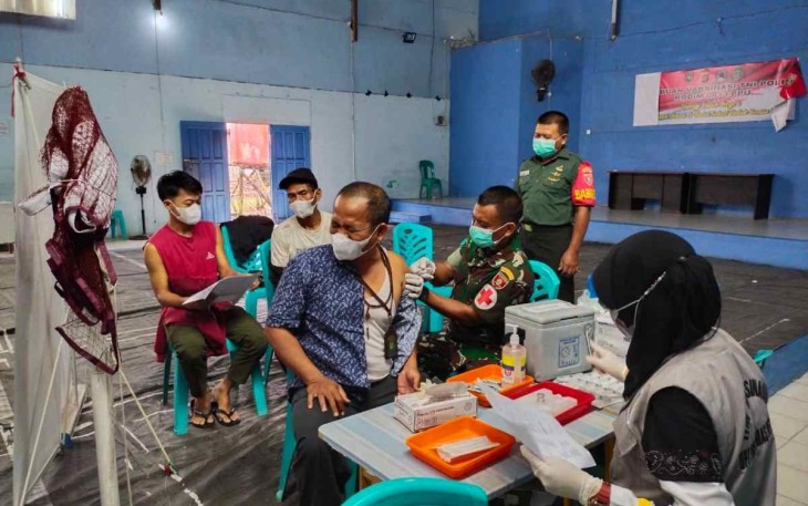 Serbuan Vaksinasi warga di gedung serba guna kelurahan Petung