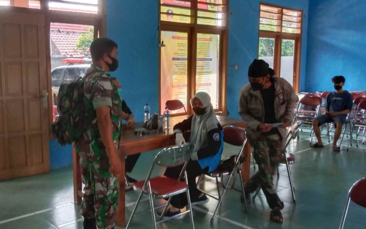 Sertu Suryadi dampingi warga binaannya vaksinasi