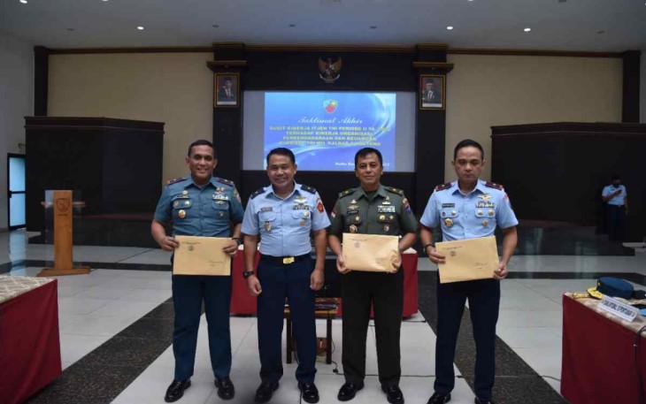 Foto bersama Danlanud Supadio usai Taklimat Akhir Itjen TNI Periode II TA. 2022