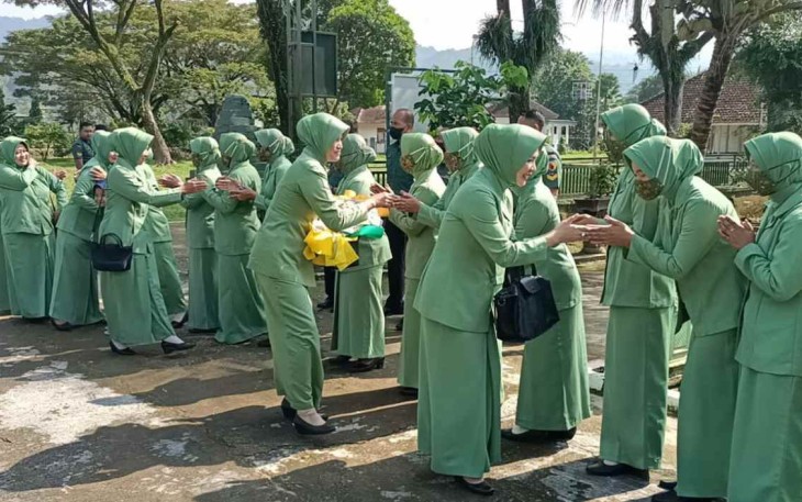 Ketua Persit KCK Cabang XV Kodim 0801 Pacitan sambangi anggota Persit Koramil 0801/07 Ngadirojo