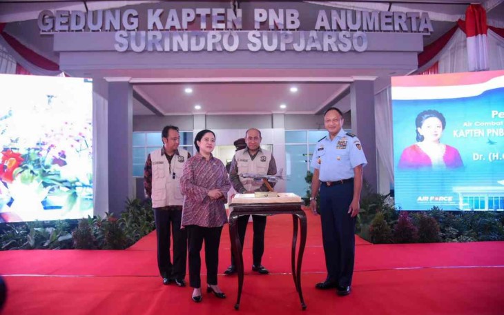 Puan Maharani saat menghadiri peresmian gedung Surindro Supjarso di Lanud Iswahjudi 