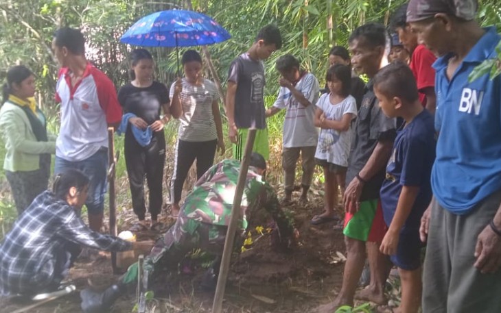 Berjibaku bersama warga bantu pemakaman di perbatasan 