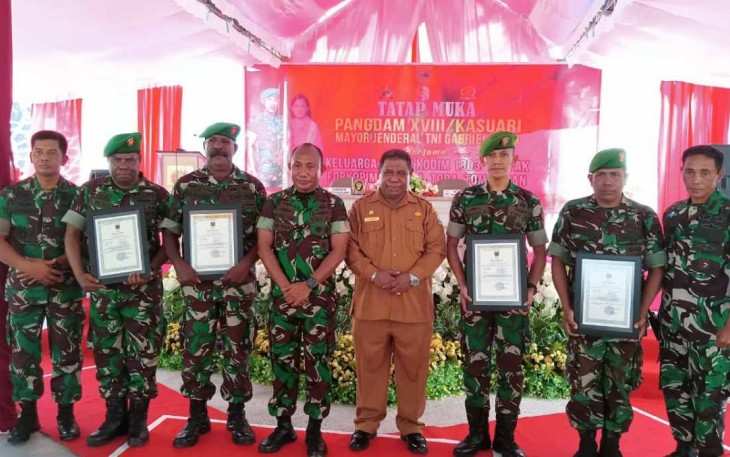 Pangdam Kasuari foto bersama usai memberikan piagam penghargaan prajurit berprestasi di Kodim 1803/Fakfak 