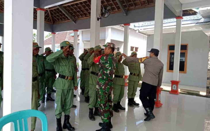 Sertu Wito latih PBB personel linmas di kantor balai desa Jatirejo 