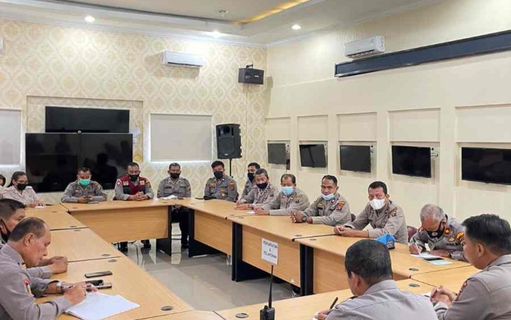 Kapolrestabes Medan saat memberikan Anev dan pengarahan jajarannya