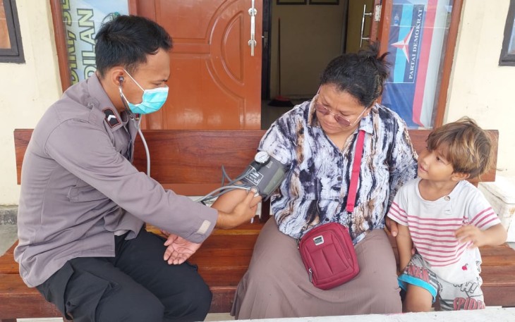 Pengecekan kesehatan warga Kenyam