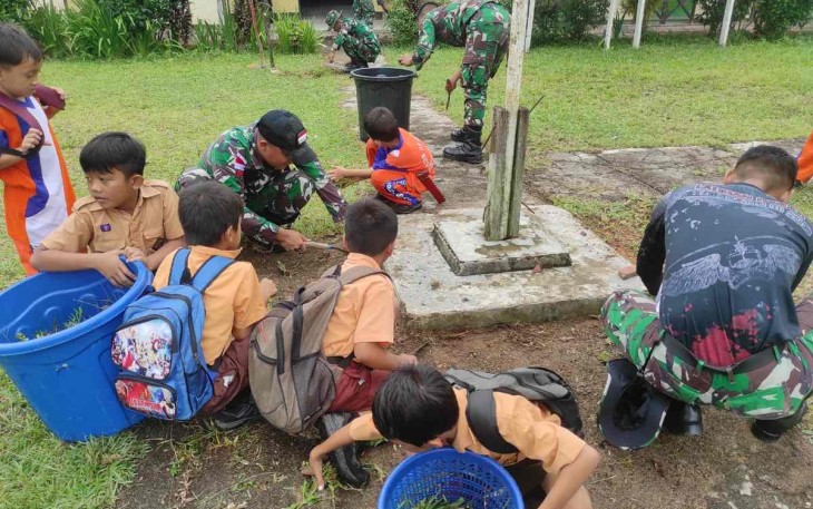 Bersihkan lingkungan sekolah di perbatasan 