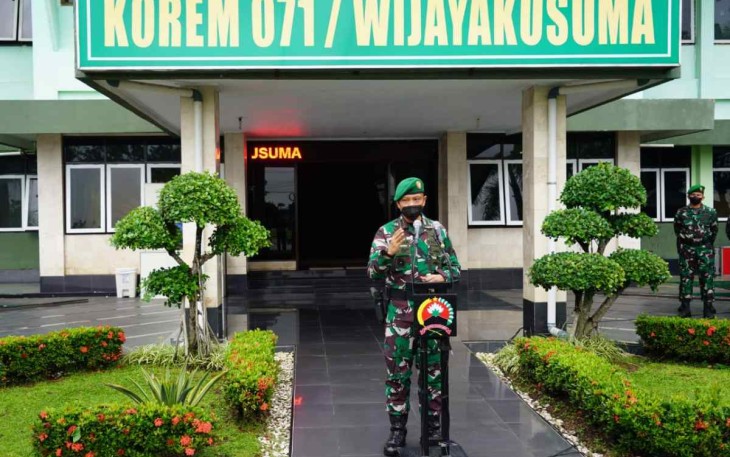Danrem 071/Wijayakusuma saat memberikan arahan prajurit dan PNS 