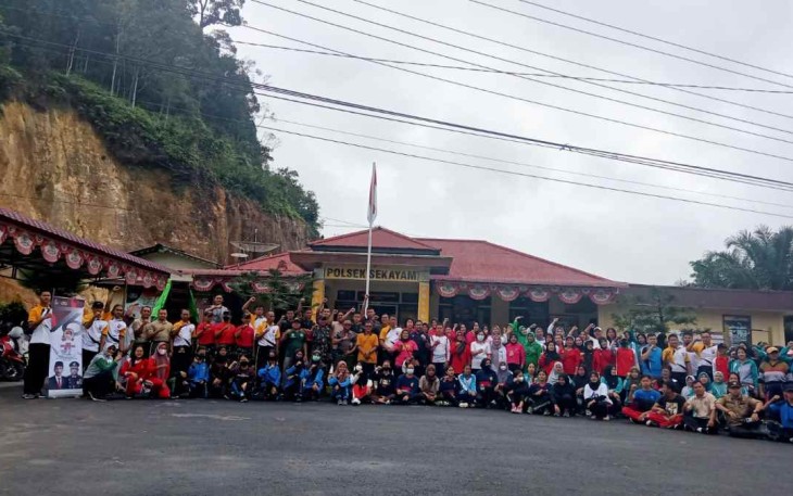 Sinergitas TNI-POLRI olahraga bersama meriahkan HUT Bhayangkara Ke-76 di Polsek Sekayam 