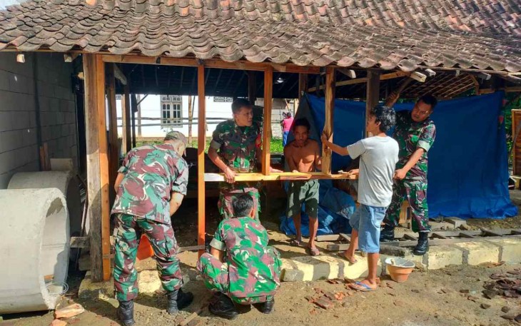 Gotong royong bedah rumah tidak layak huni warga binaan