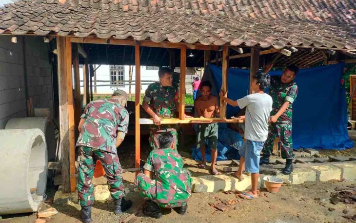 Bantu warga merehab rumah tidak layak huni