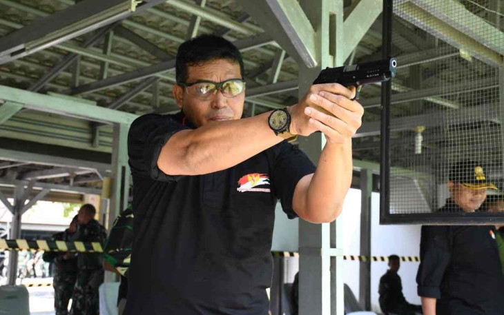 Danrem 023/KS saat unjuk kebolehan menembak jenis pistol