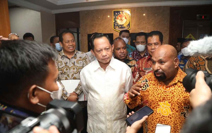 Gubernur Papua saat memberikan keterangan pers usai bertemu dengan Mendagri di Jakarta 
