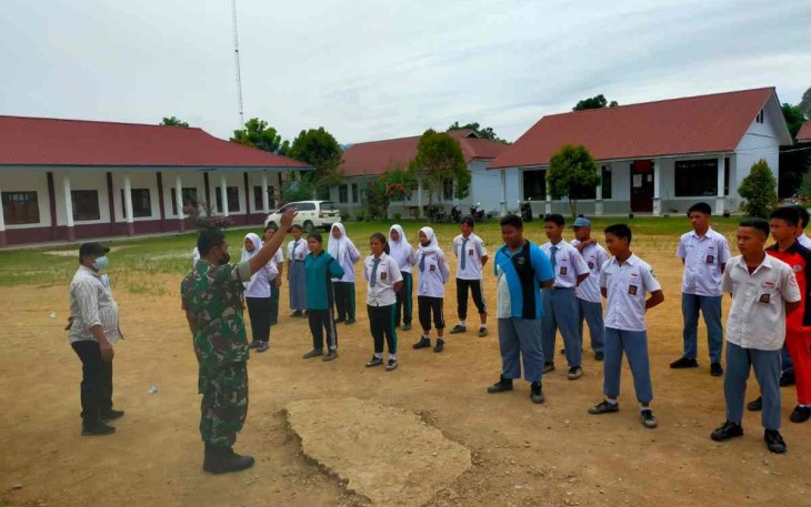 Antusias siswa mengikuti Wasbang yang diberikan Babinsa Koramil 05/TP