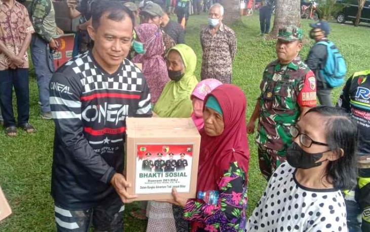 Danrem 081/DSJ saat bantu sembako warga di lereng gunung Kelud
