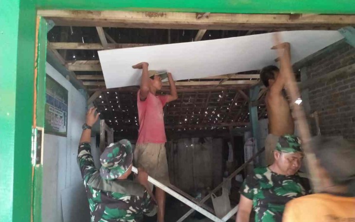 Program Rutilahu membantu warga kurang mampu rehab rumah di lingkungan Krajan