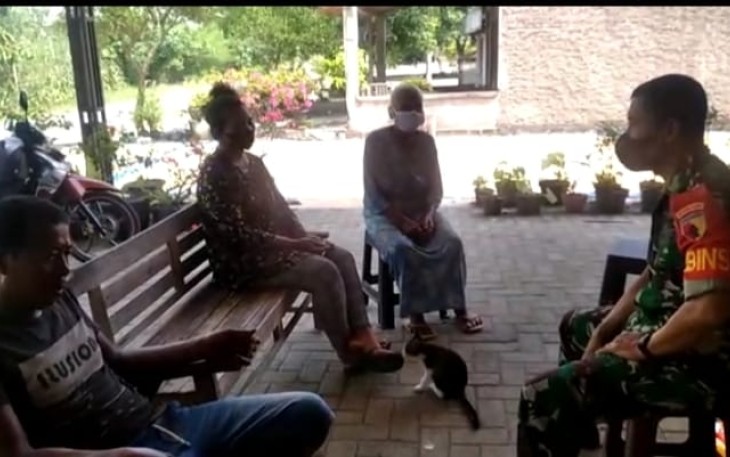 Serma Basori komsos dengan warga binaannya di desa Bangunrejo Lor