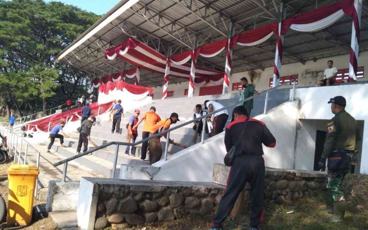 Karya bakti membersihkan lingkungan stadion Batoro Katong