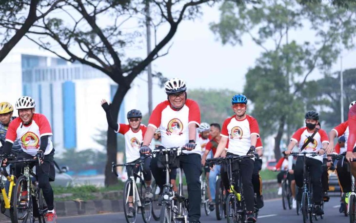 Kapolda Jabar saat fun bike meriahkan hari Bhayangkara Ke-76 