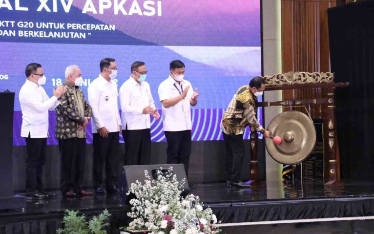 Mendagri saat memukul gong resmi membuka Rakornas APKASI di Bogor