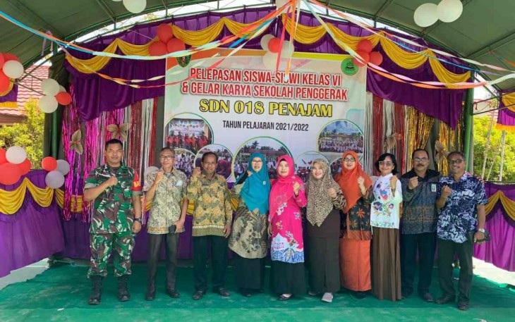 Serda Herry foto bersama dengan guru SDN 018/Penajam