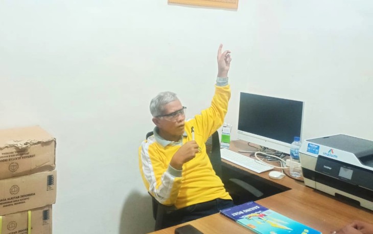 Koordinator Bidang Edukasi, Penelitian dan Pengembangan BPTK-UGG, Wilmar Simandjorang, berbincang dengan Wartawan di ruang kerjanya di Gedung Geopark Information Sigulatti.