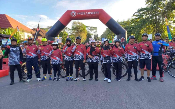 Fun bike peringati hari Bhayangkara Ke-76 di taman kota Sampit