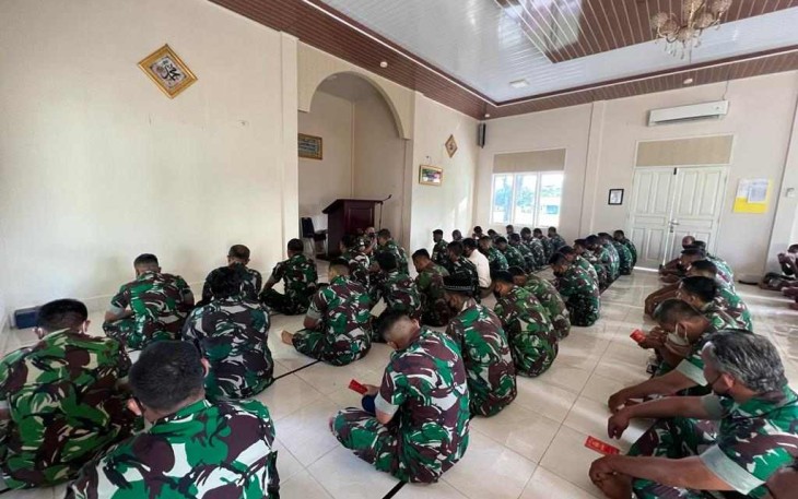 Prajurit lanud Maimun Saleh saat doa bersama di Masjid Nurul Falah