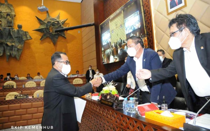 Menhub Budi Karya Sumadi bersama ketua Komisi V DPR RI Lasarus dalam evaluasi penyelenggaraan mudik lebaran