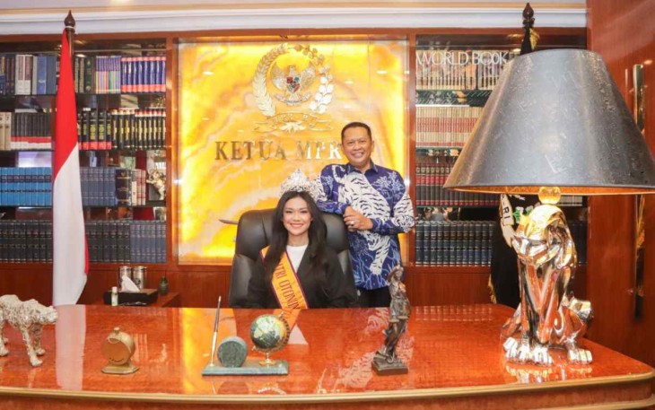 Bamsoet bersama Putri Otonomi Indonesia di ruang kerja ketua MPR RI 