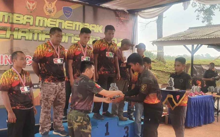 Penyerahan medali dan piagam juara Menembak Bravo Championship 2022 di Rumpin Bogor