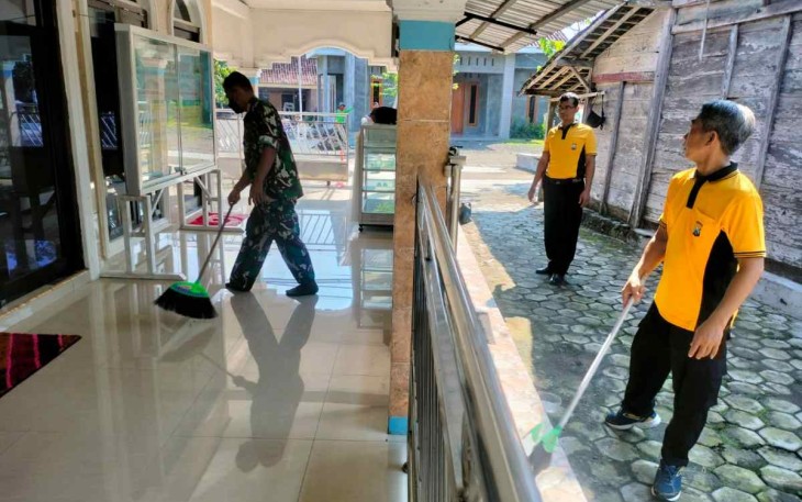 Gotong royong bersihkan sarana ibadah