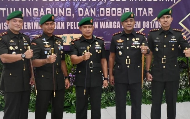 Danrem 081/DSJ foto bersama usai sertijab Dandim 