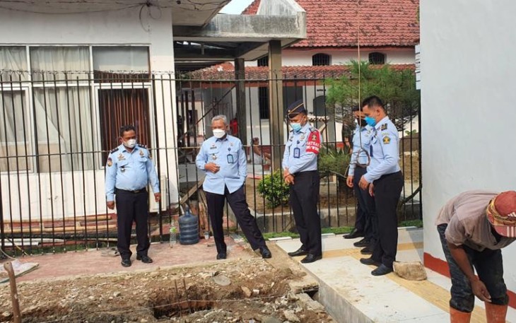 Kakanwil (masker putih) saat tinjau renovasi pembangunan masjid At Taubah