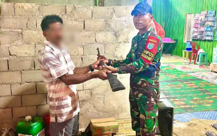 Satgas Yonif 645/Gty terima senjata rakitan di perbatasan 