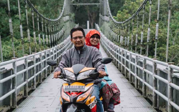 Senyum sumringah warga dibangunnya jembatan gantung mempermudah koneksitas antar desa 