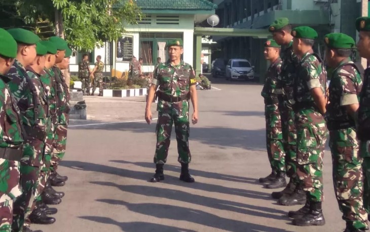 Letda Inf Lamidi saat memberikan pengarahan anggota jaga korem 081/DSJ