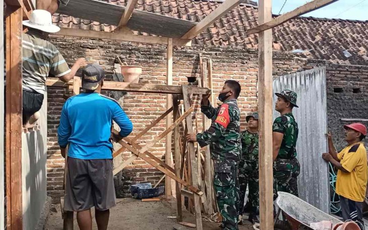 Gotong royong bantu rehab rumah warga binaannya